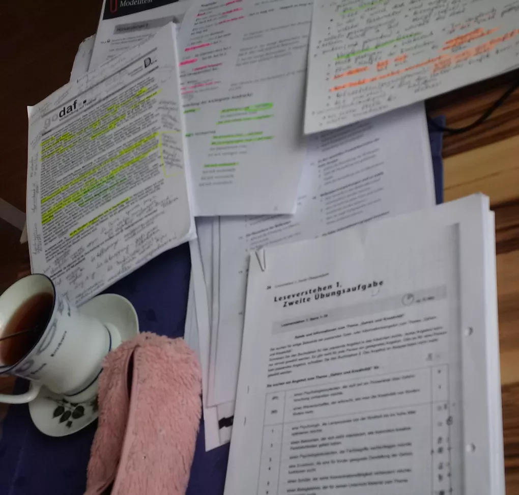 Lernmaterialien und handschriftliche Notizen aus Natalias Deutschlernzeit