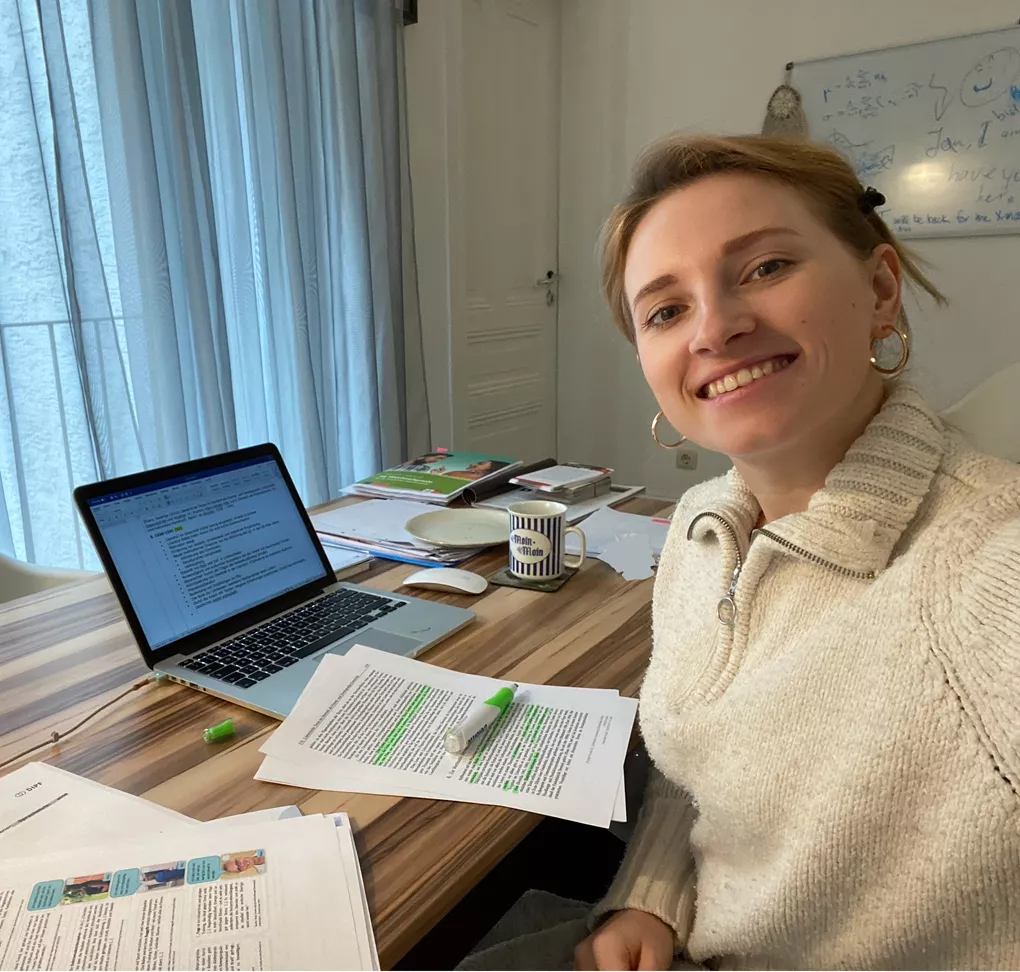 Natalia beim Lernen am Laptop