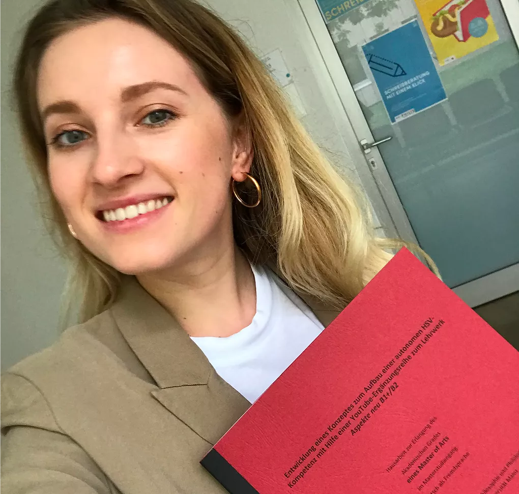Natalia mit einem roten Dokument