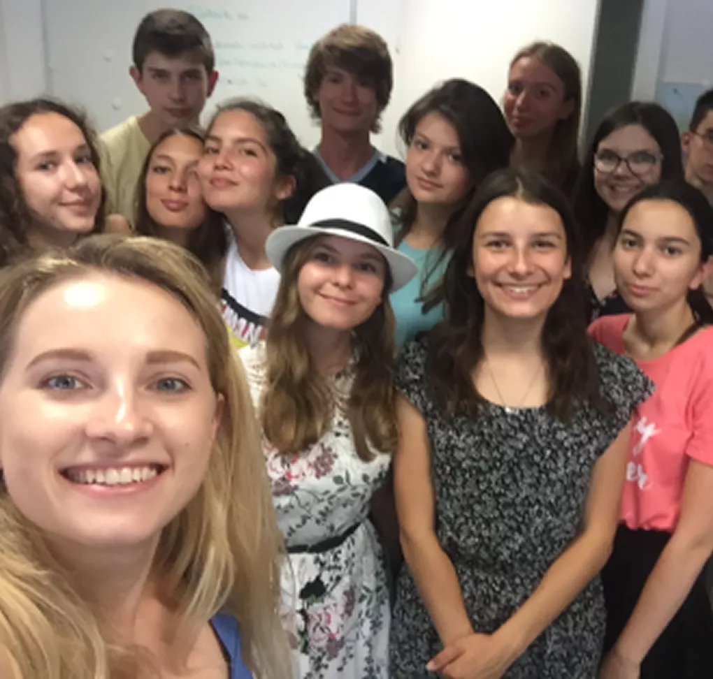 Natalia mit einer Gruppe von Lernenden