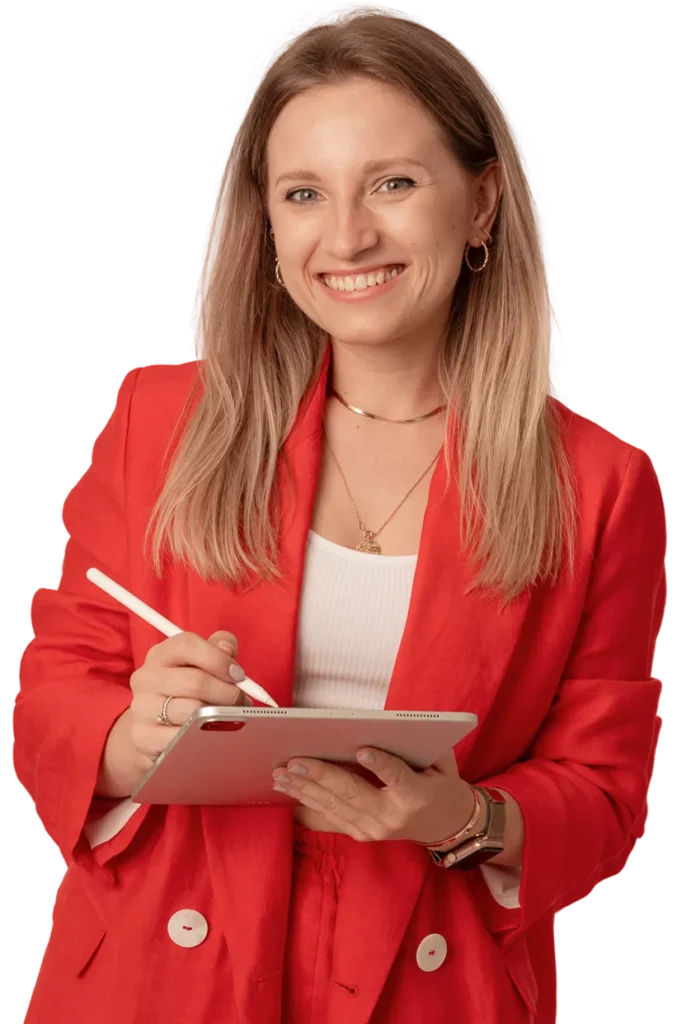 Natalia Rethmeyer, Gründerin von Learn German Fast, mit einem Notizbuch
