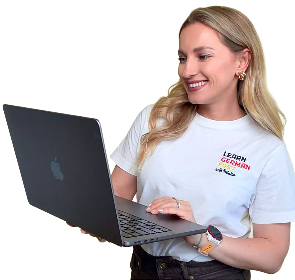 Natalia Rethmeyer mit Laptop – Gründerin von Learn German Fast